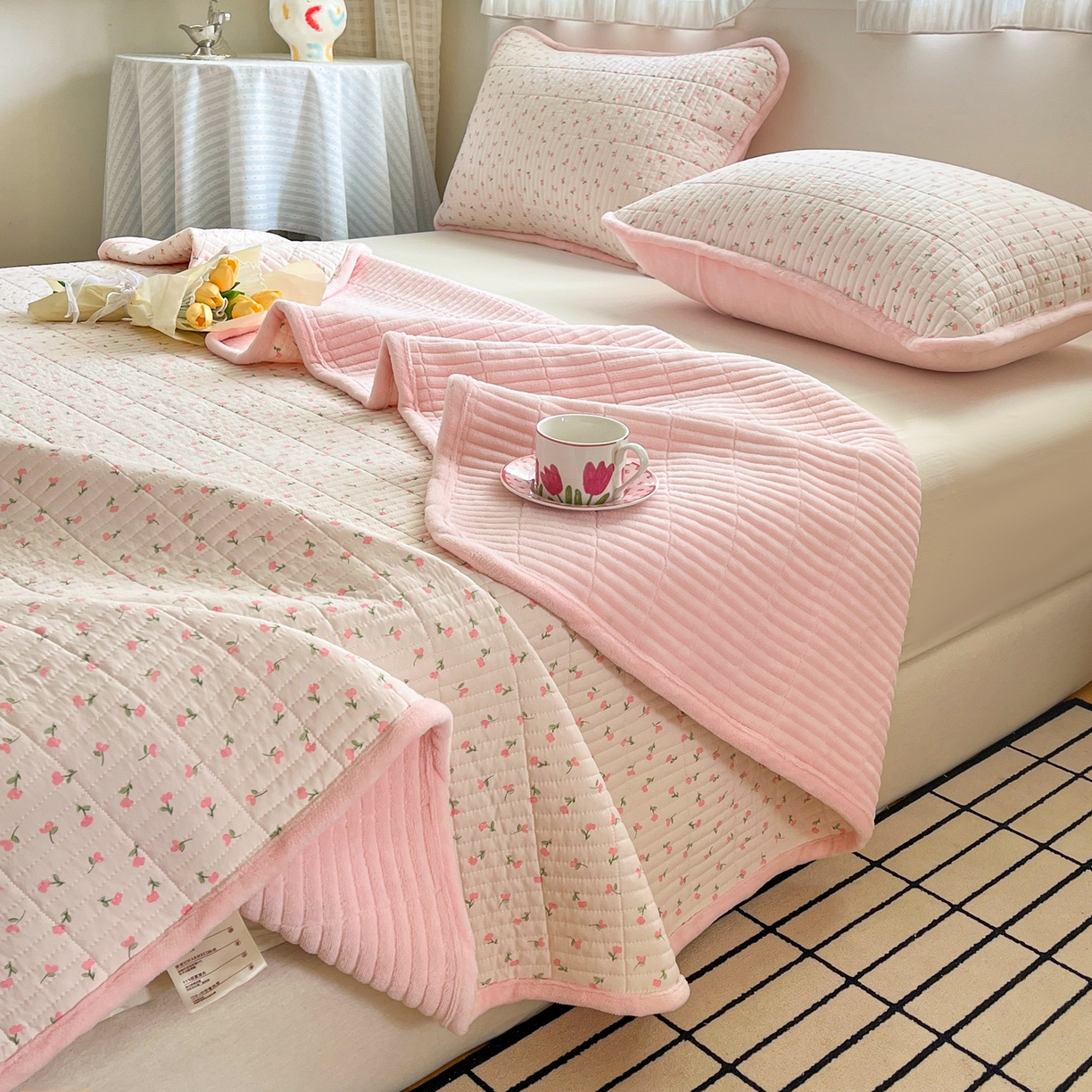 91家纺网 家纺一手货源 找家纺 瑞钰 2025新款A类双层纱印花夹棉床盖 粉玉