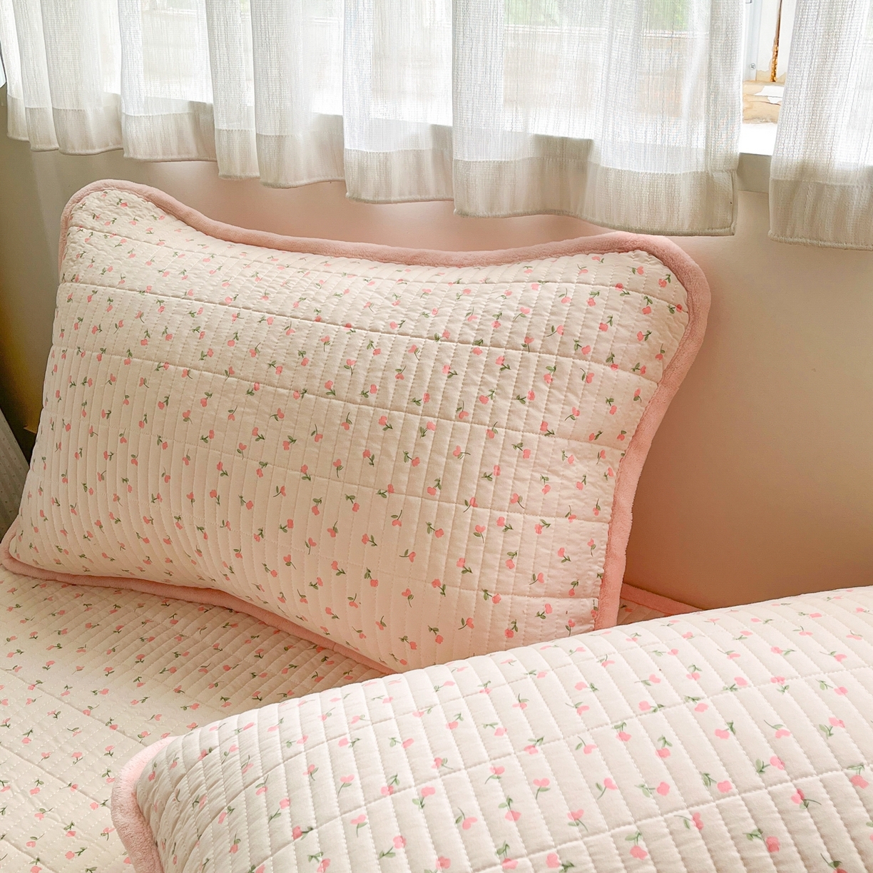 91家纺网 家纺一手货源 找家纺 瑞钰 2025新款A类双层纱印花夹棉床盖 粉玉