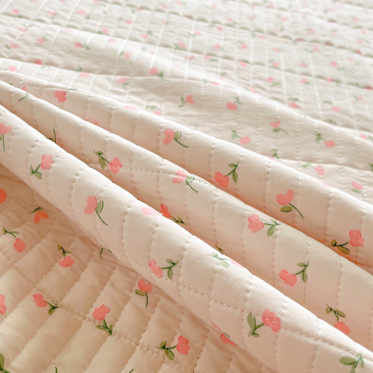 91家纺网 家纺一手货源 找家纺 瑞钰 2025新款A类双层纱印花夹棉床盖 粉玉