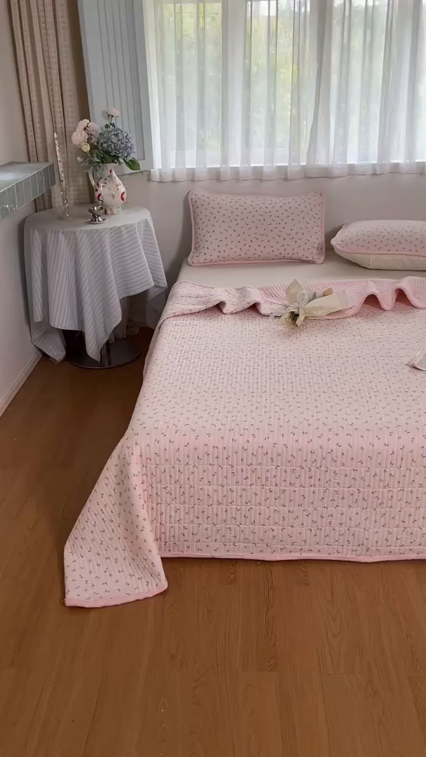 91家纺网 家纺一手货源 找家纺 瑞钰 2025新款A类双层纱印花夹棉床盖 粉玉