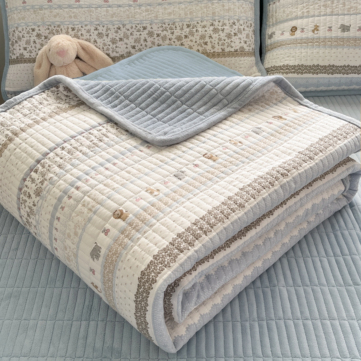 91家纺网 家纺一手货源 找家纺 瑞钰 2025新款A类双层纱印花夹棉床盖 海盐童话