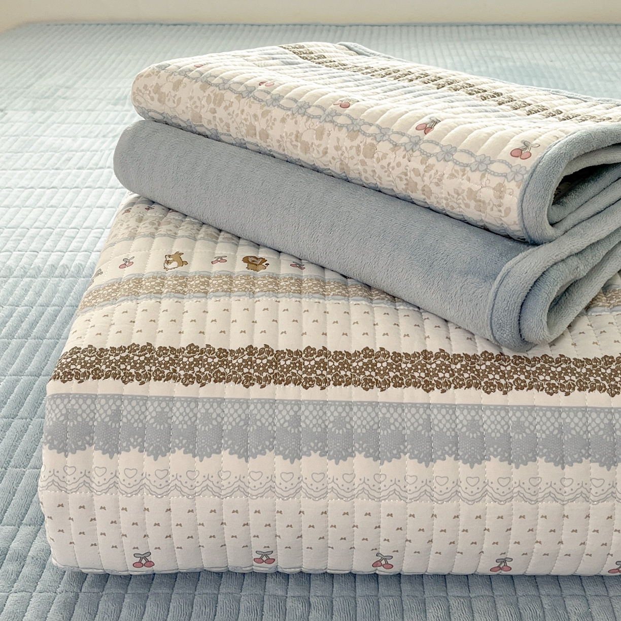 91家纺网 家纺一手货源 找家纺 瑞钰 2025新款A类双层纱印花夹棉床盖 海盐童话