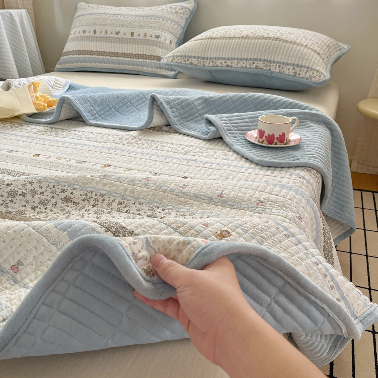 91家纺网 家纺一手货源 找家纺 瑞钰 2025新款A类双层纱印花夹棉床盖 海盐童话