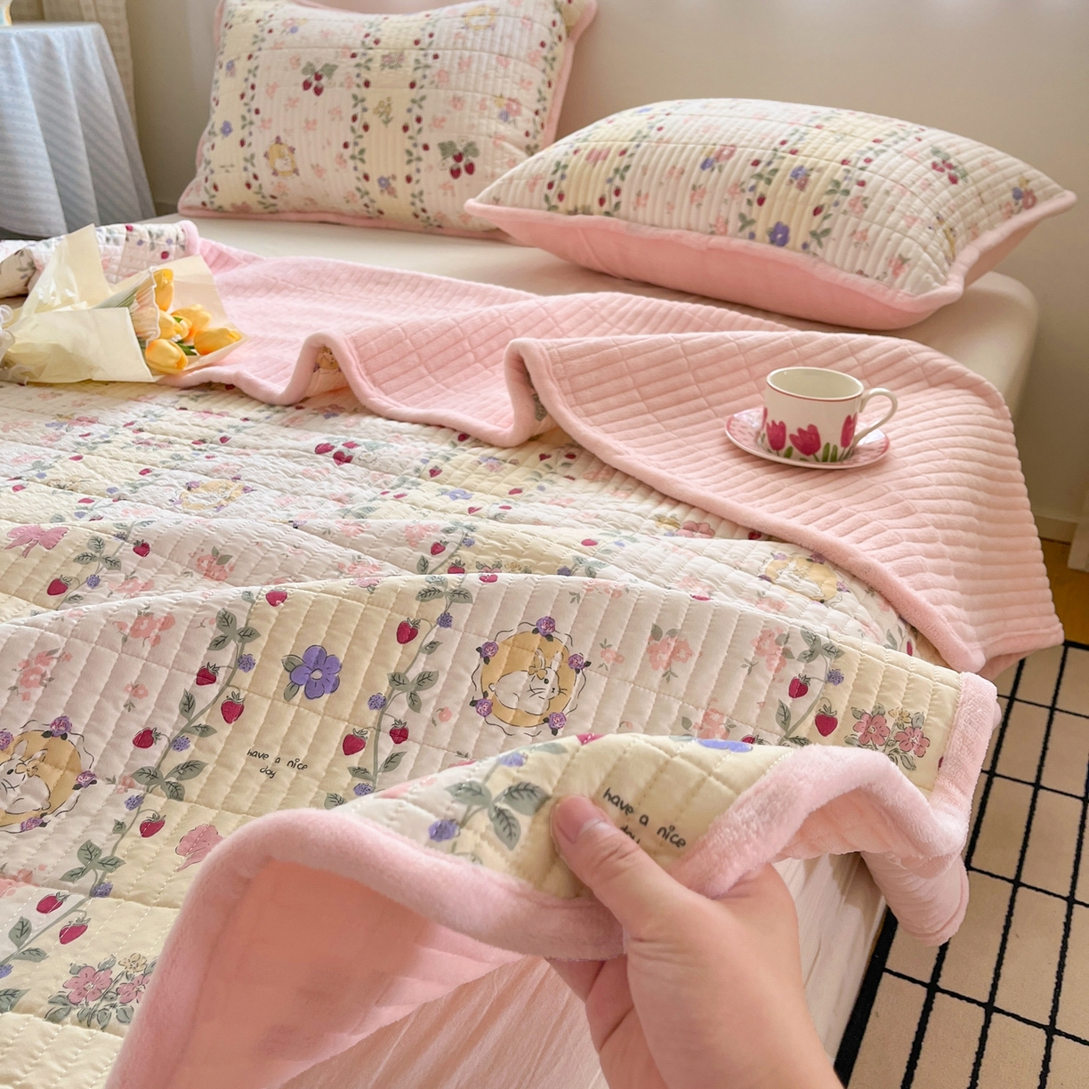 91家纺网 家纺一手货源 找家纺 瑞钰 2025新款A类双层纱印花夹棉床盖 花间兔