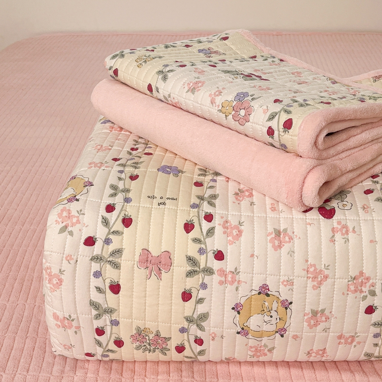 91家纺网 家纺一手货源 找家纺 瑞钰 2025新款A类双层纱印花夹棉床盖 花间兔