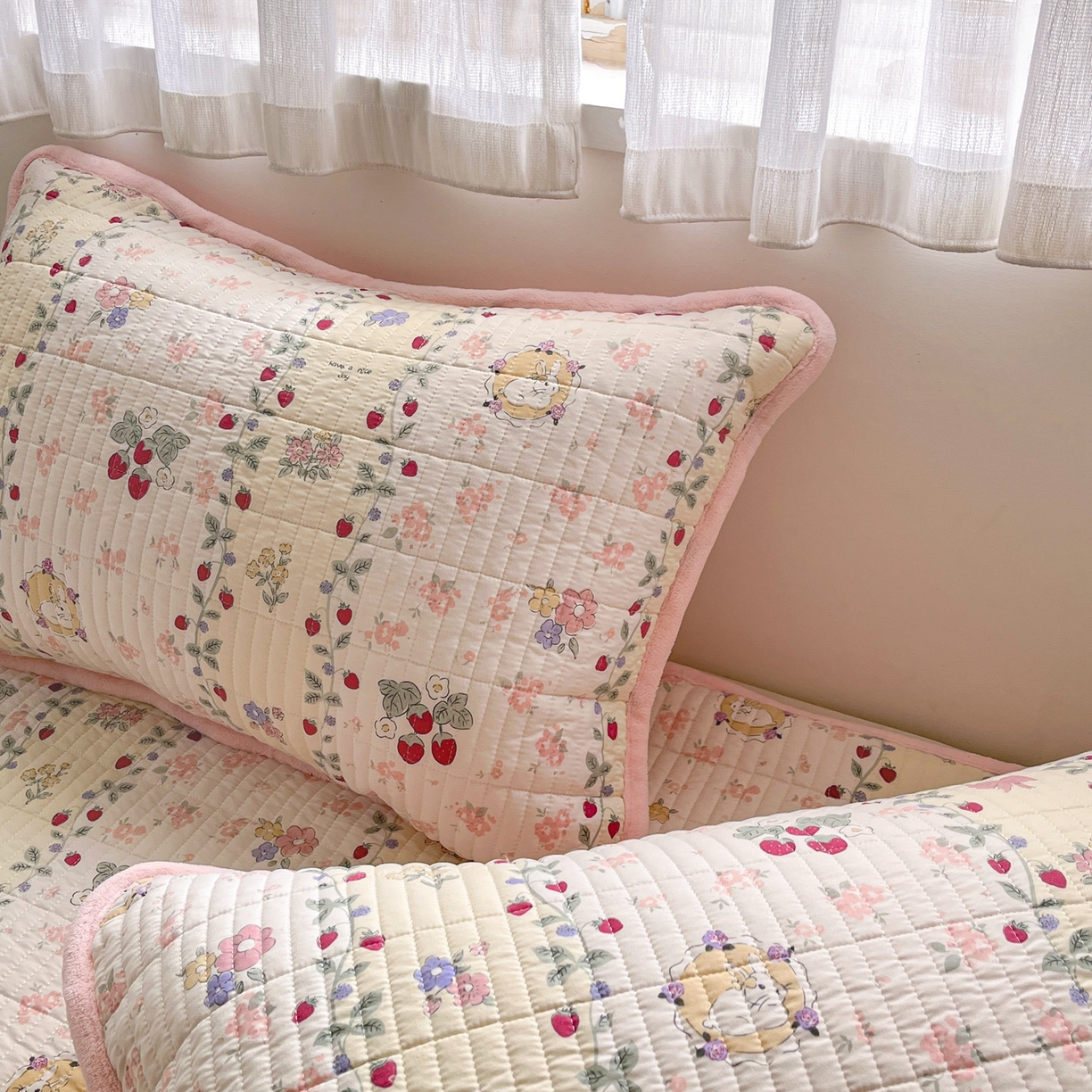 91家纺网 家纺一手货源 找家纺 瑞钰 2025新款A类双层纱印花夹棉床盖 花间兔