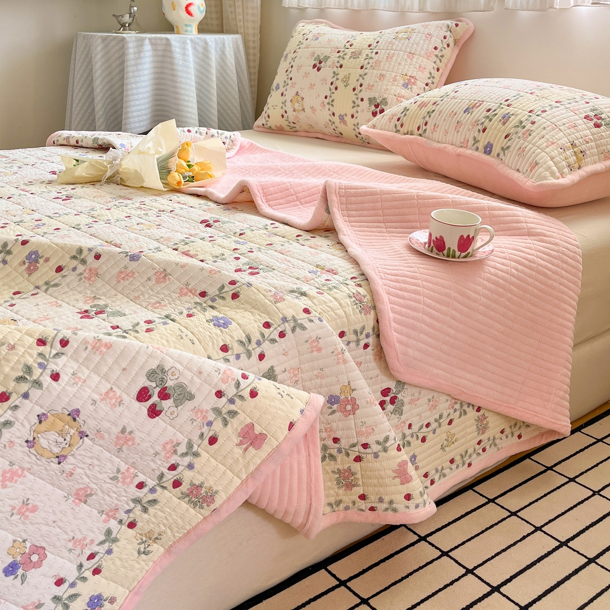 91家纺网 家纺一手货源 找家纺 瑞钰 2025新款A类双层纱印花夹棉床盖 花间兔