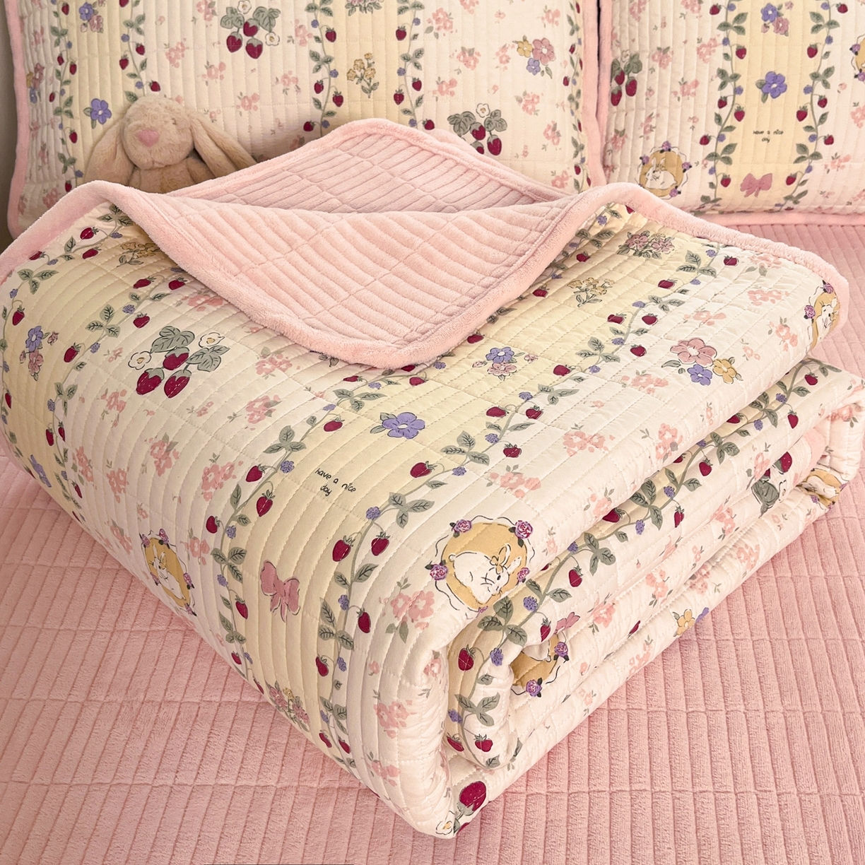 91家纺网 家纺一手货源 找家纺 瑞钰 2025新款A类双层纱印花夹棉床盖 花间兔