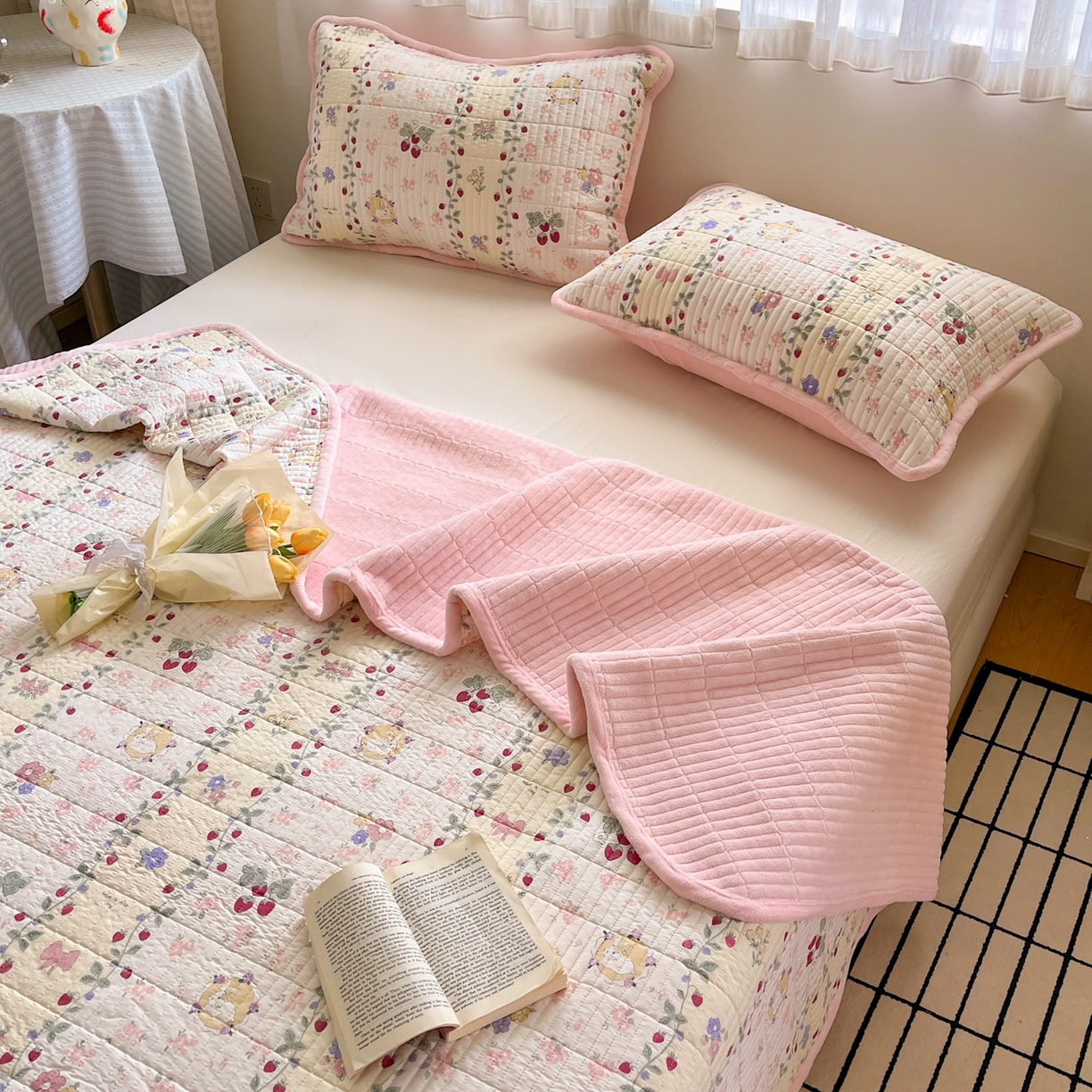 91家纺网 家纺一手货源 找家纺 瑞钰 2025新款A类双层纱印花夹棉床盖 花间兔