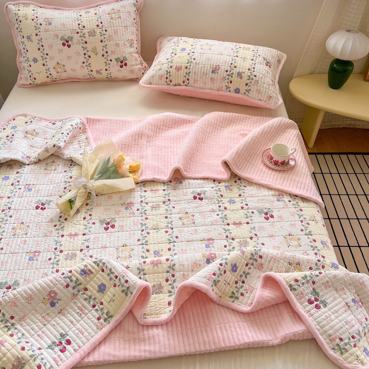 91家纺网 家纺一手货源 找家纺 瑞钰 2025新款A类双层纱印花夹棉床盖 花间兔