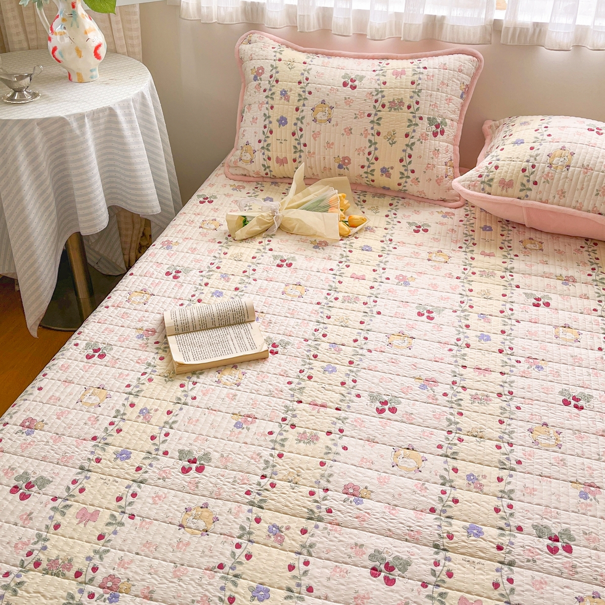 91家纺网 家纺一手货源 找家纺 瑞钰 2025新款A类双层纱印花夹棉床盖 花间兔