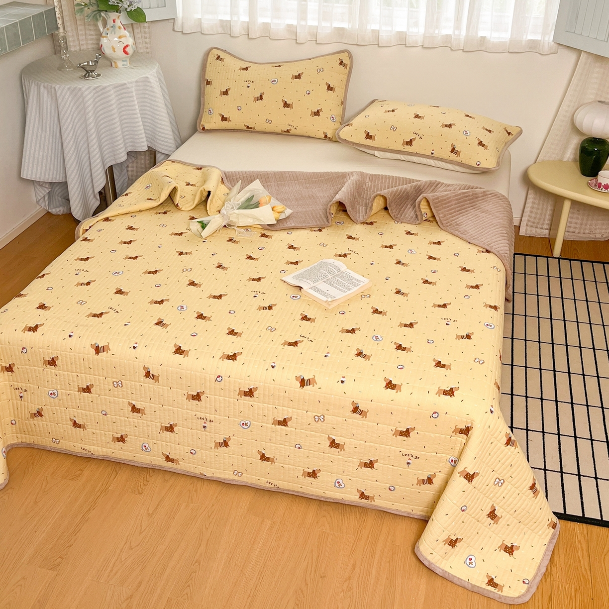 91家纺网 家纺一手货源 找家纺 瑞钰 2025新款A类双层纱印花夹棉床盖 欢天小狗