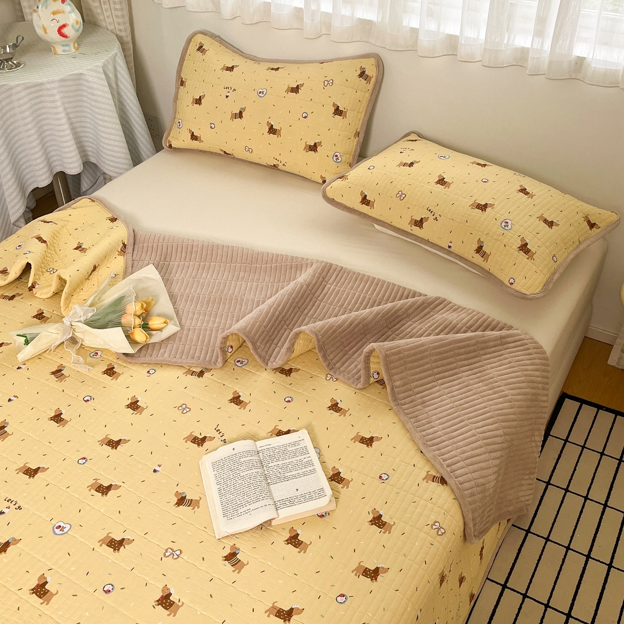 91家纺网 家纺一手货源 找家纺 瑞钰 2025新款A类双层纱印花夹棉床盖 欢天小狗