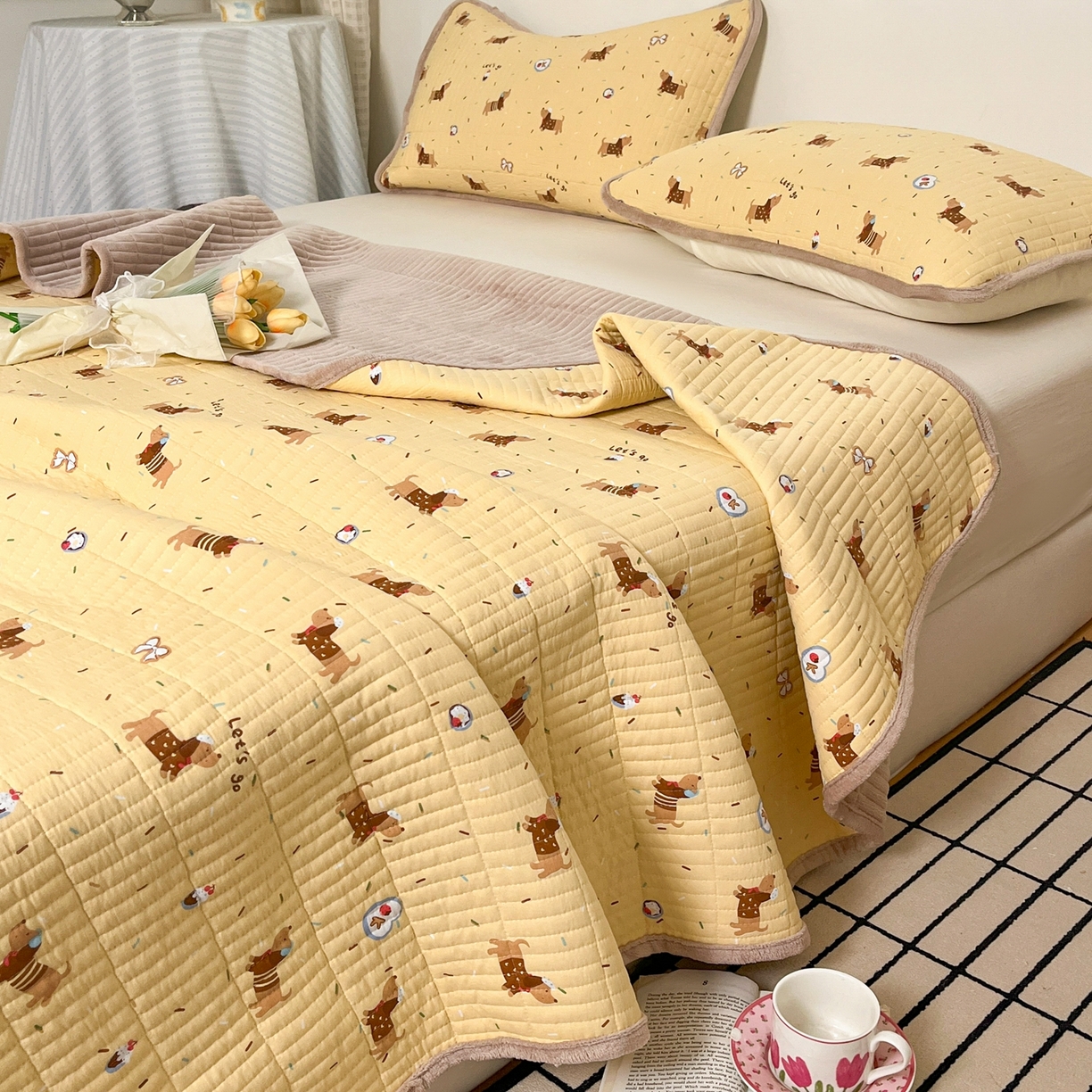 91家纺网 家纺一手货源 找家纺 瑞钰 2025新款A类双层纱印花夹棉床盖 欢天小狗