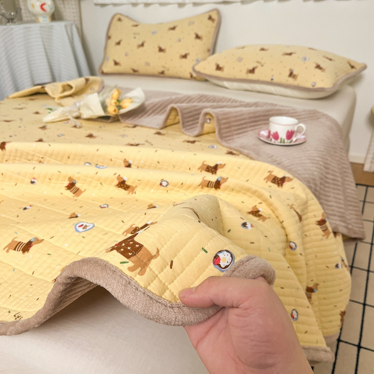 91家纺网 家纺一手货源 找家纺 瑞钰 2025新款A类双层纱印花夹棉床盖 欢天小狗