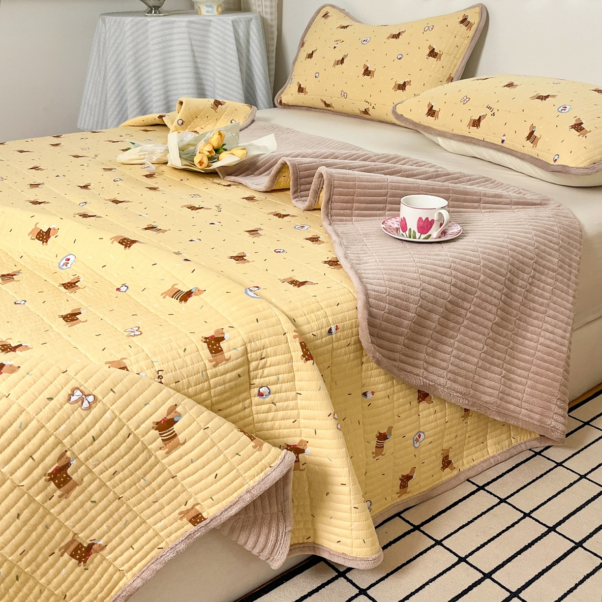 91家纺网 家纺一手货源 找家纺 瑞钰 2025新款A类双层纱印花夹棉床盖 欢天小狗