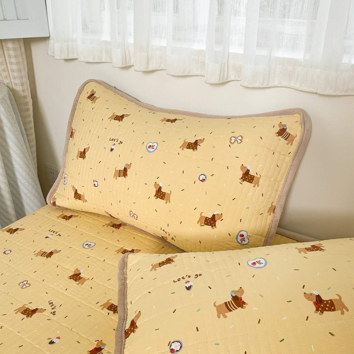 91家纺网 家纺一手货源 找家纺 瑞钰 2025新款A类双层纱印花夹棉床盖 欢天小狗