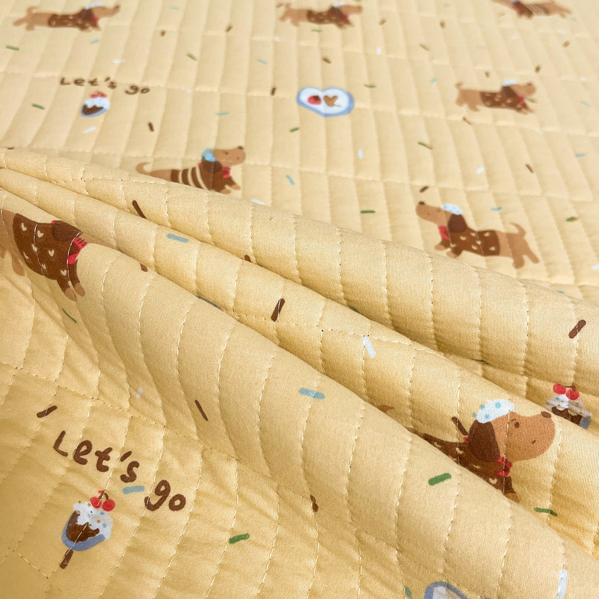 91家纺网 家纺一手货源 找家纺 瑞钰 2025新款A类双层纱印花夹棉床盖 欢天小狗