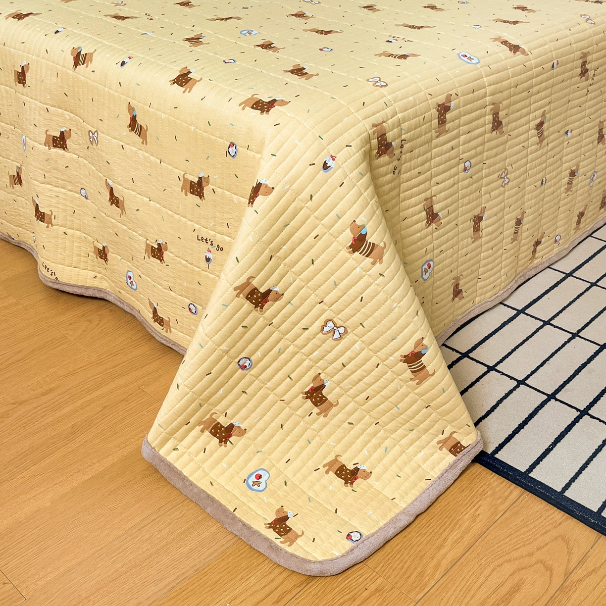 91家纺网 家纺一手货源 找家纺 瑞钰 2025新款A类双层纱印花夹棉床盖 欢天小狗