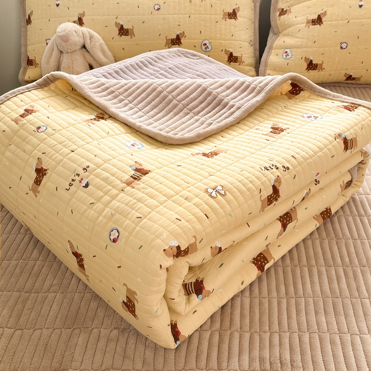 91家纺网 家纺一手货源 找家纺 瑞钰 2025新款A类双层纱印花夹棉床盖 欢天小狗