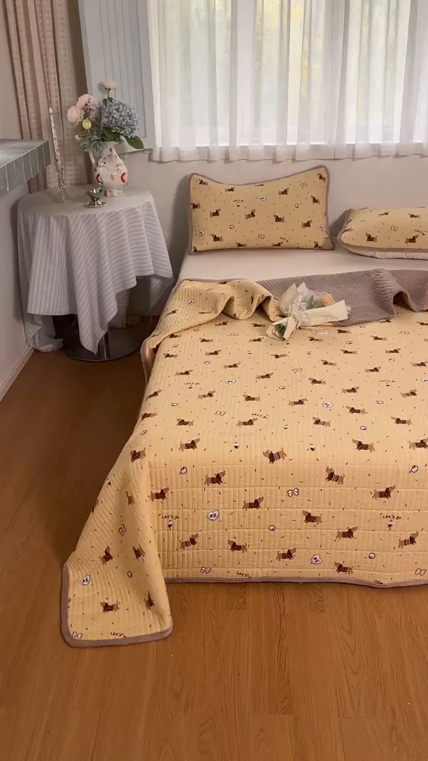 91家纺网 家纺一手货源 找家纺 瑞钰 2025新款A类双层纱印花夹棉床盖 欢天小狗