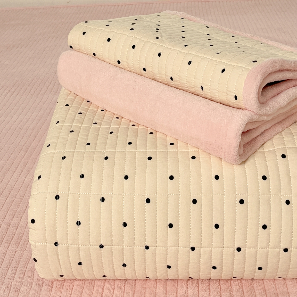 91家纺网 家纺一手货源 找家纺 瑞钰 2025新款A类双层纱印花夹棉床盖 奶球