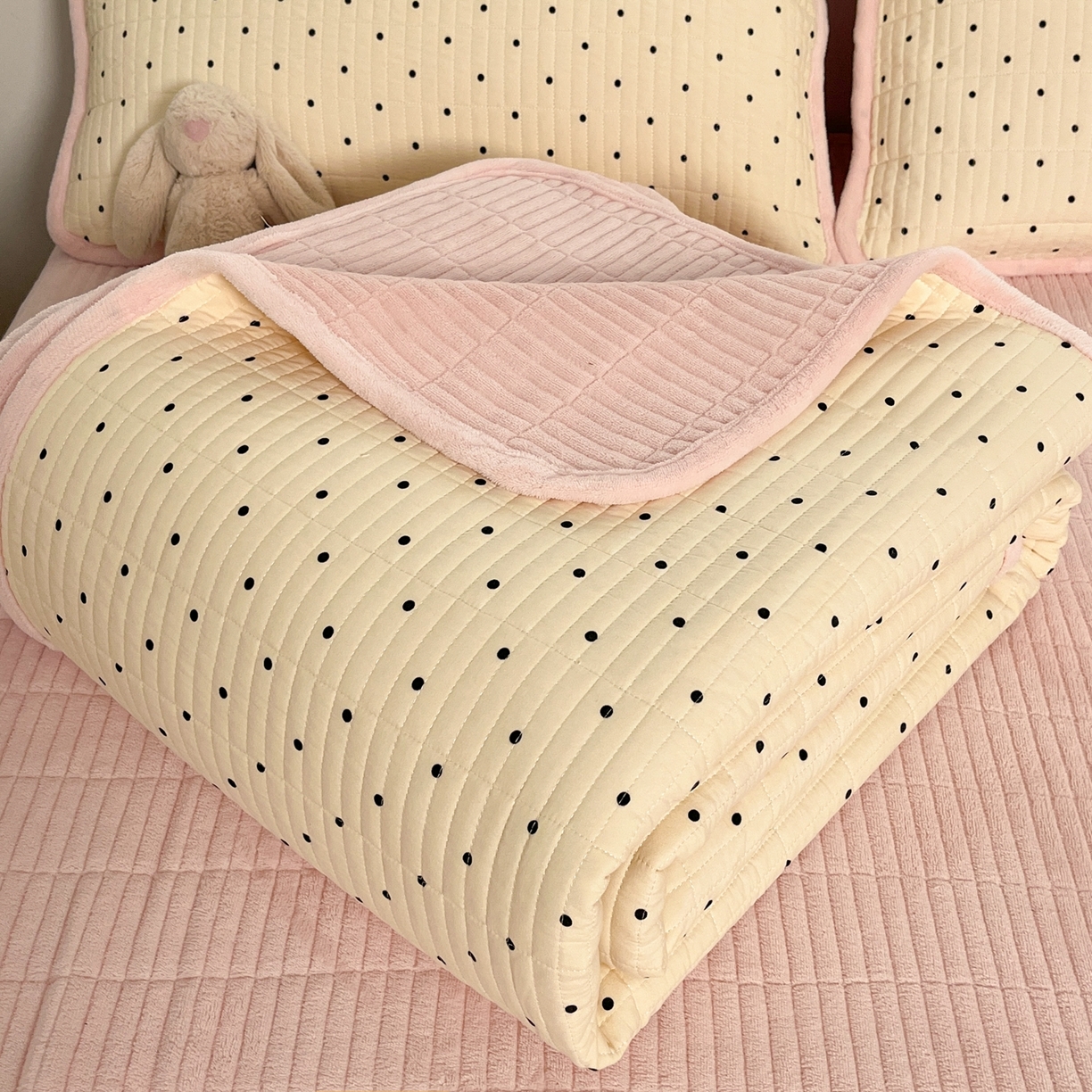 91家纺网 家纺一手货源 找家纺 瑞钰 2025新款A类双层纱印花夹棉床盖 奶球