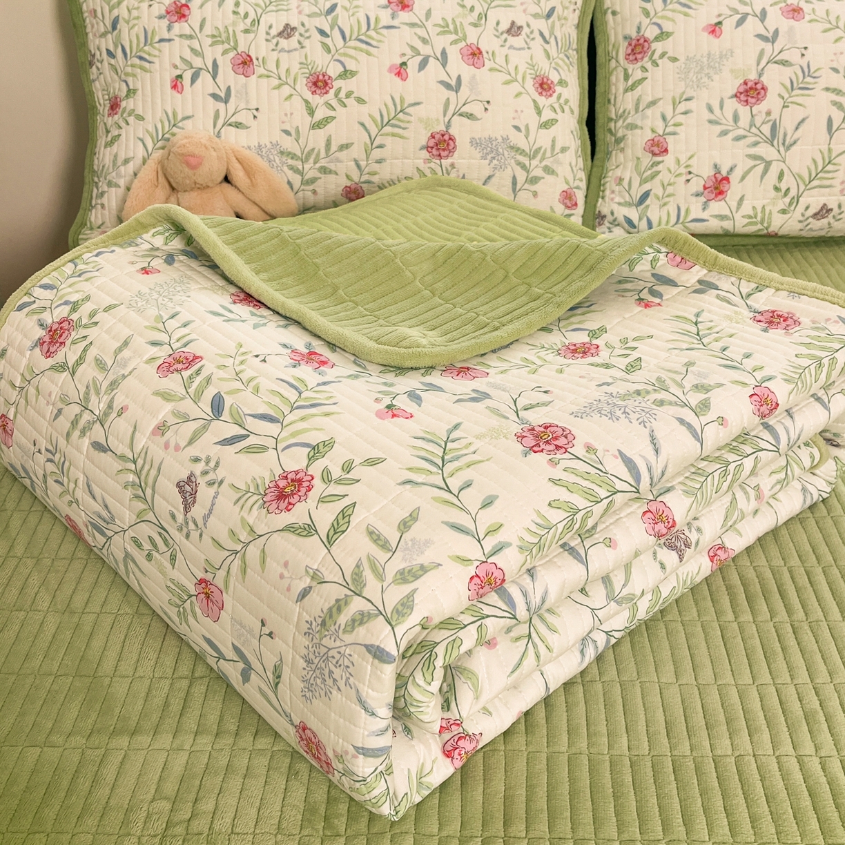 91家纺网 家纺一手货源 找家纺 瑞钰 2025新款A类双层纱印花夹棉床盖 普罗旺斯