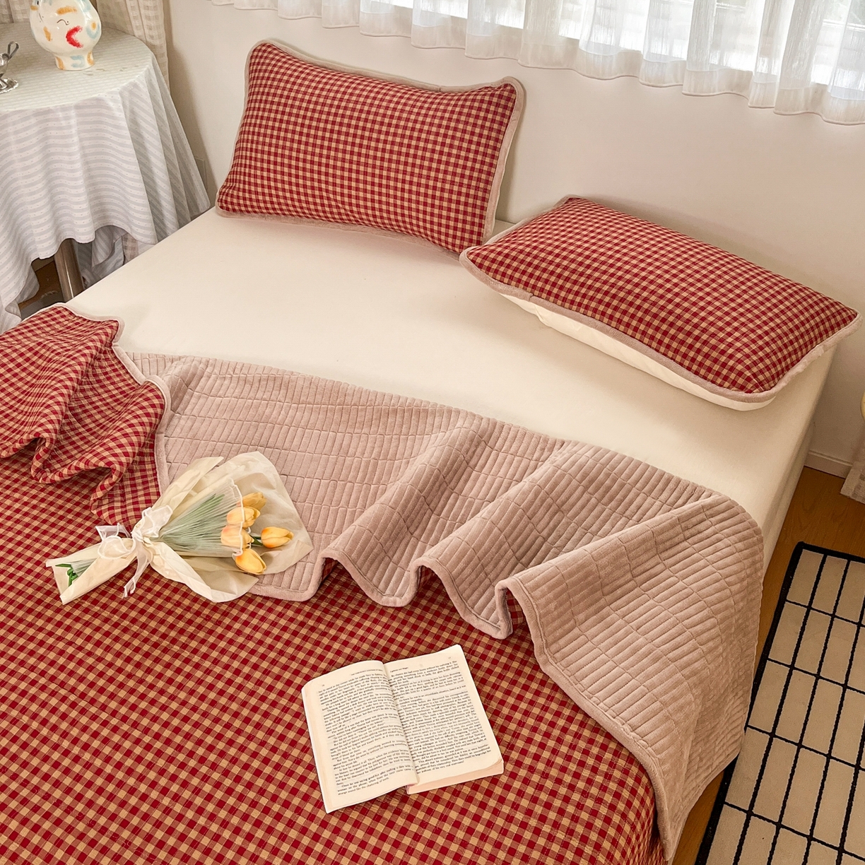 91家纺网 家纺一手货源 找家纺 瑞钰 2025新款A类双层纱印花夹棉床盖 无印红格