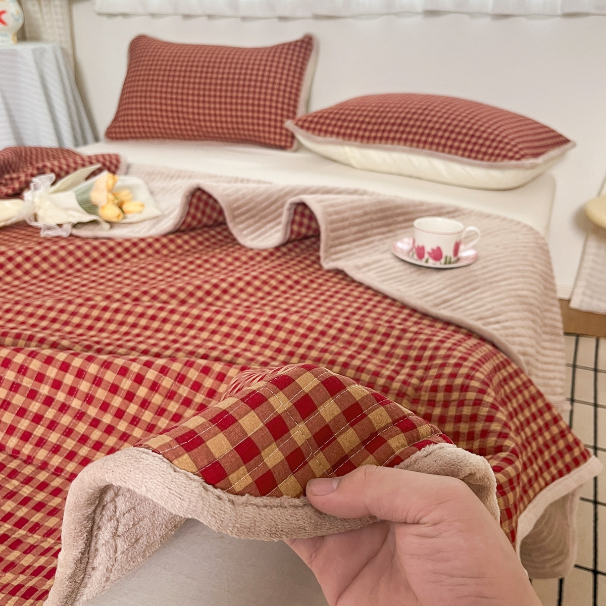 91家纺网 家纺一手货源 找家纺 瑞钰 2025新款A类双层纱印花夹棉床盖 无印红格