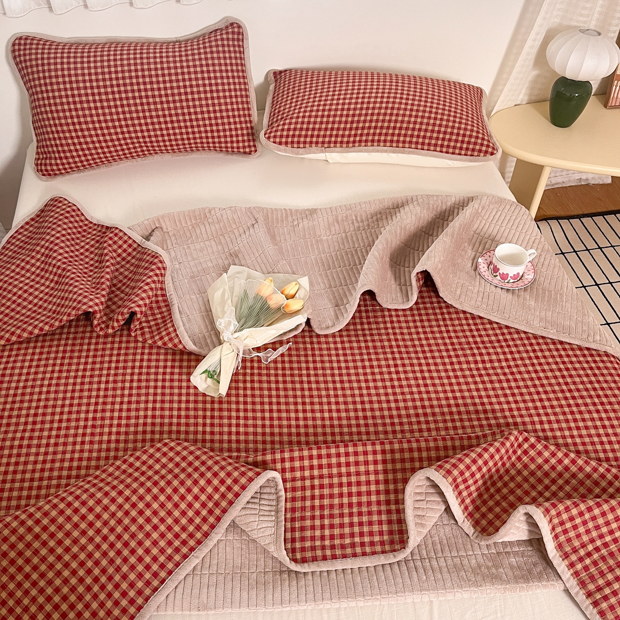 91家纺网 家纺一手货源 找家纺 瑞钰 2025新款A类双层纱印花夹棉床盖 无印红格