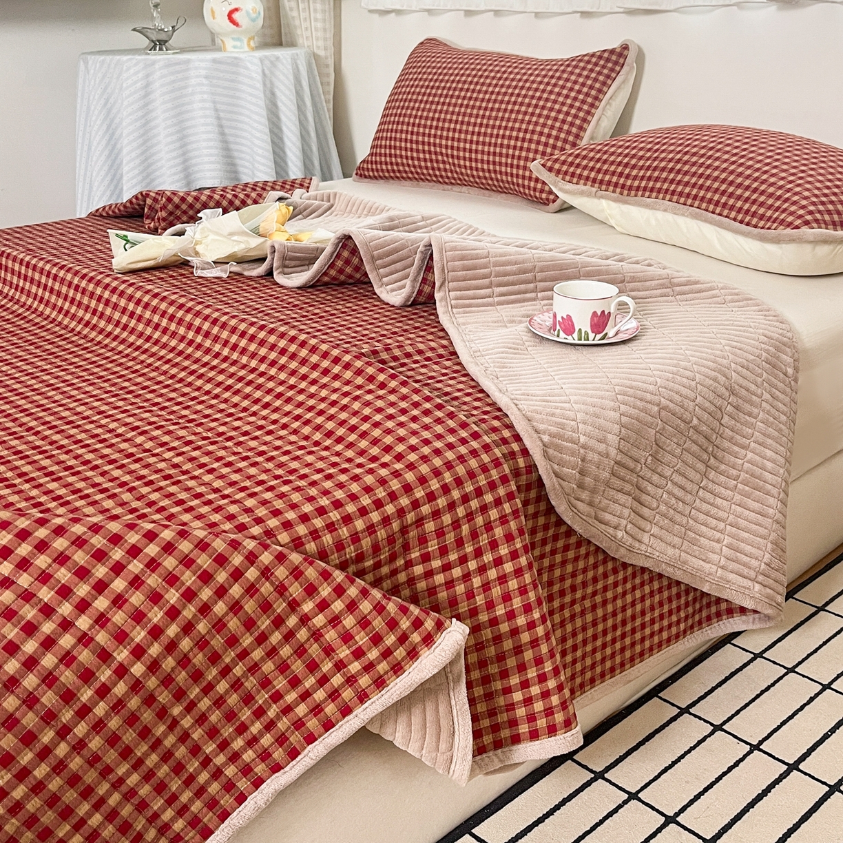 91家纺网 家纺一手货源 找家纺 瑞钰 2025新款A类双层纱印花夹棉床盖 无印红格