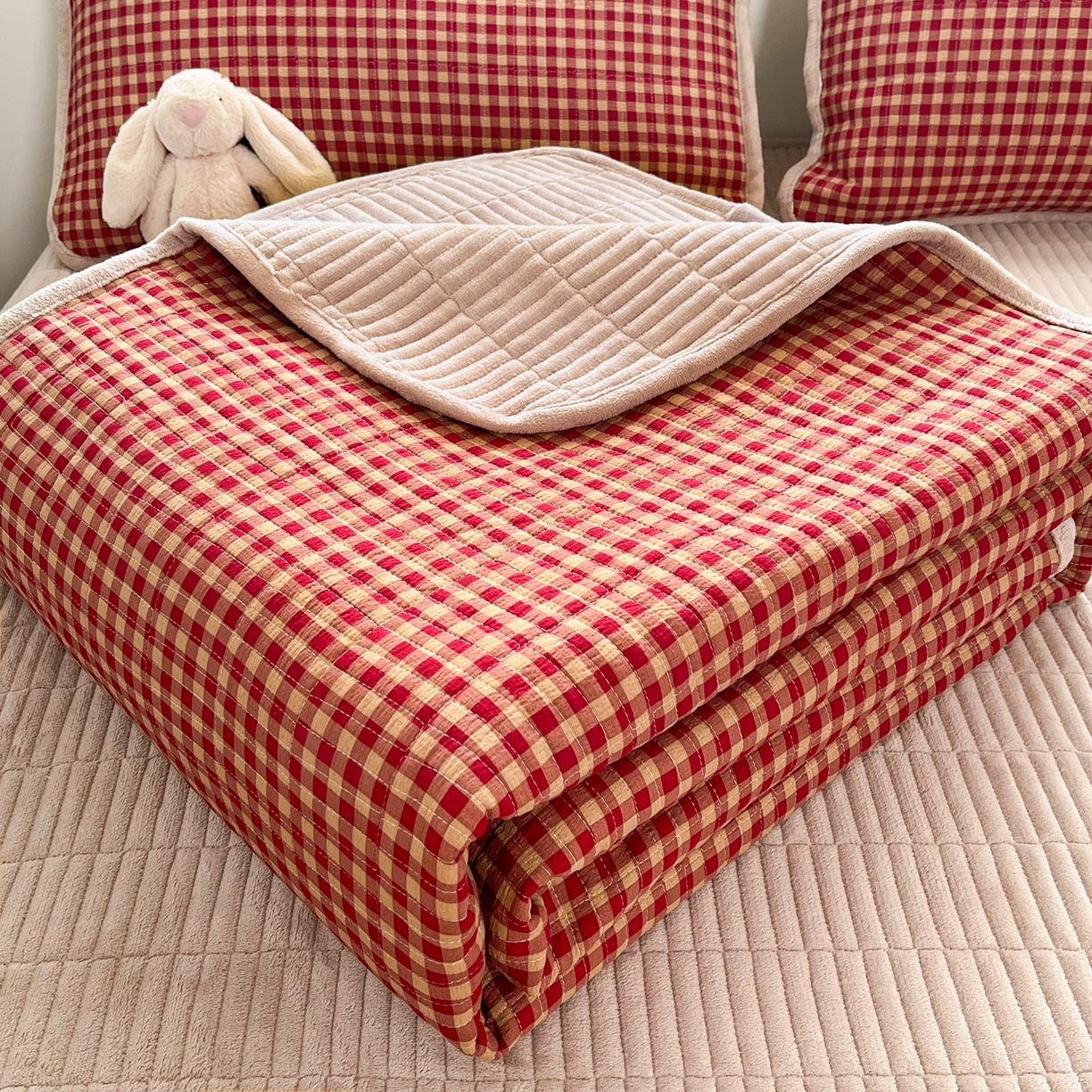 91家纺网 家纺一手货源 找家纺 瑞钰 2025新款A类双层纱印花夹棉床盖 无印红格