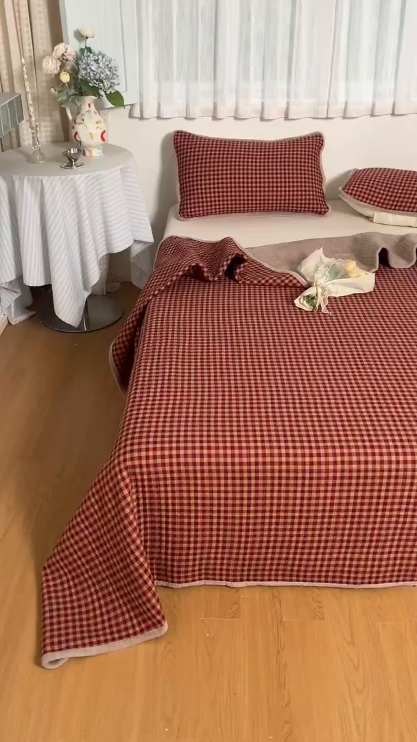 91家纺网 家纺一手货源 找家纺 瑞钰 2025新款A类双层纱印花夹棉床盖 无印红格