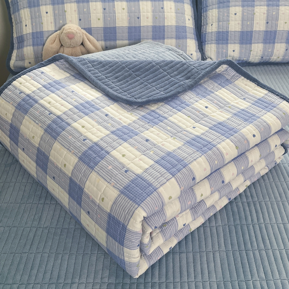 91家纺网 家纺一手货源 找家纺 瑞钰 2025新款A类双层纱印花夹棉床盖 小蓝格