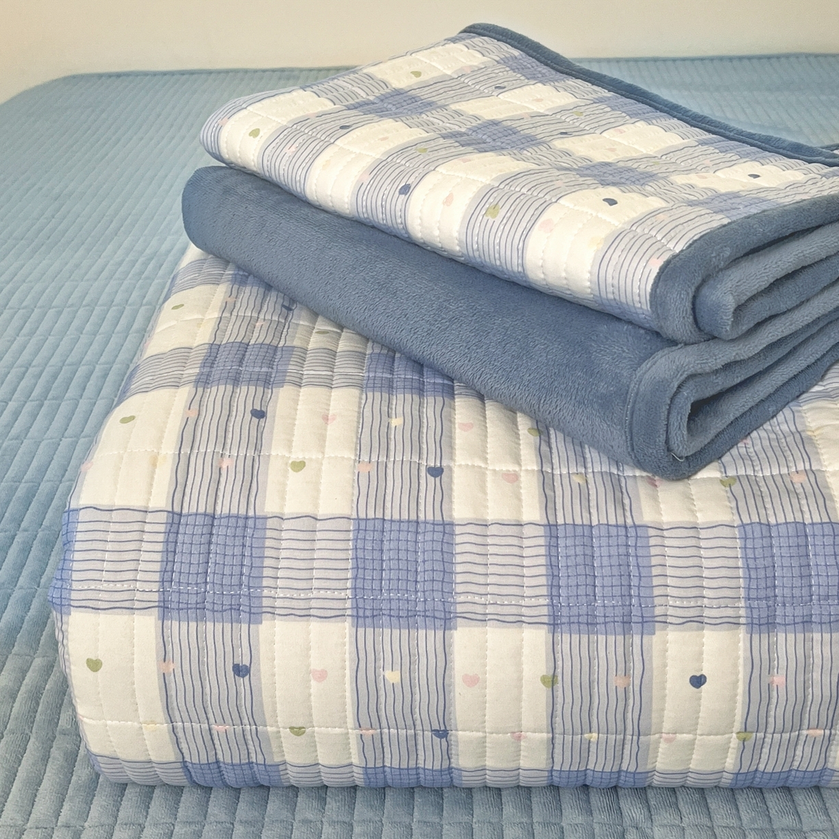 91家纺网 家纺一手货源 找家纺 瑞钰 2025新款A类双层纱印花夹棉床盖 小蓝格