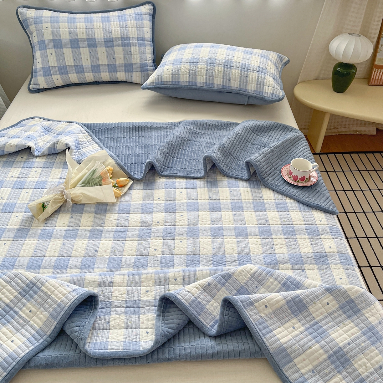 91家纺网 家纺一手货源 找家纺 瑞钰 2025新款A类双层纱印花夹棉床盖 小蓝格