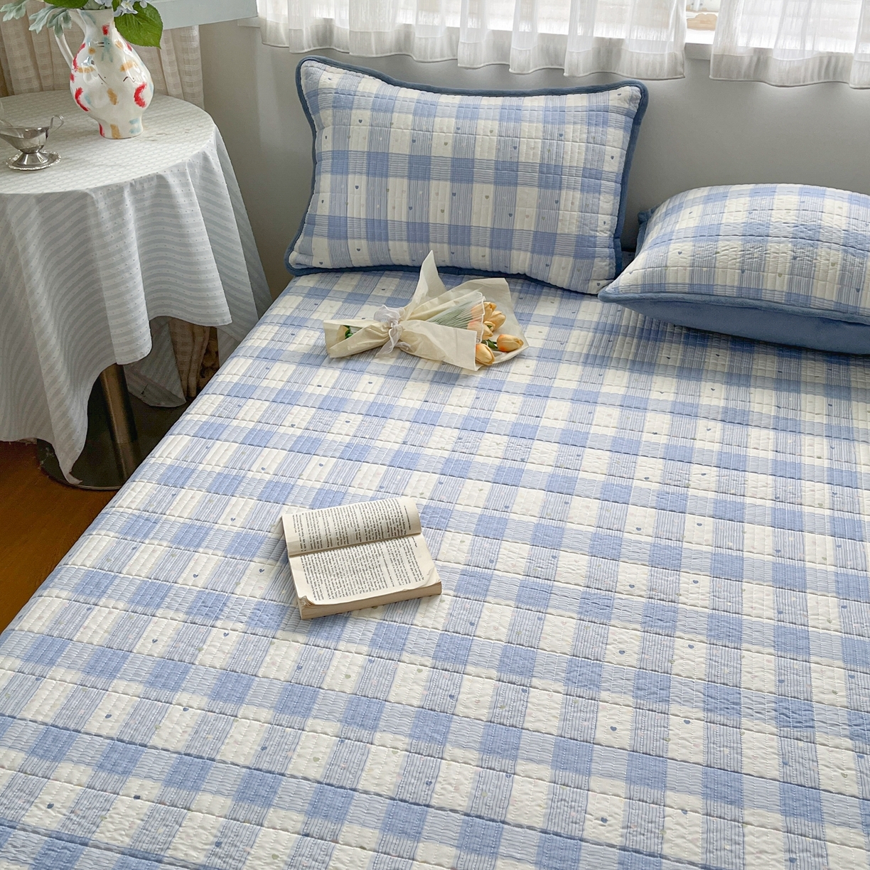 91家纺网 家纺一手货源 找家纺 瑞钰 2025新款A类双层纱印花夹棉床盖 小蓝格