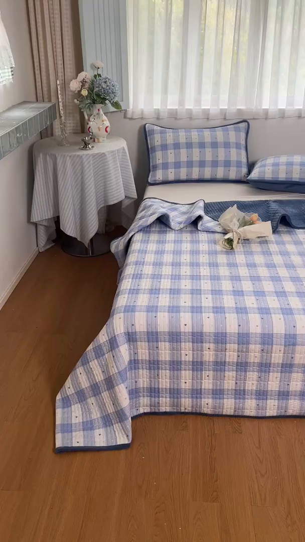 91家纺网 家纺一手货源 找家纺 瑞钰 2025新款A类双层纱印花夹棉床盖 小蓝格