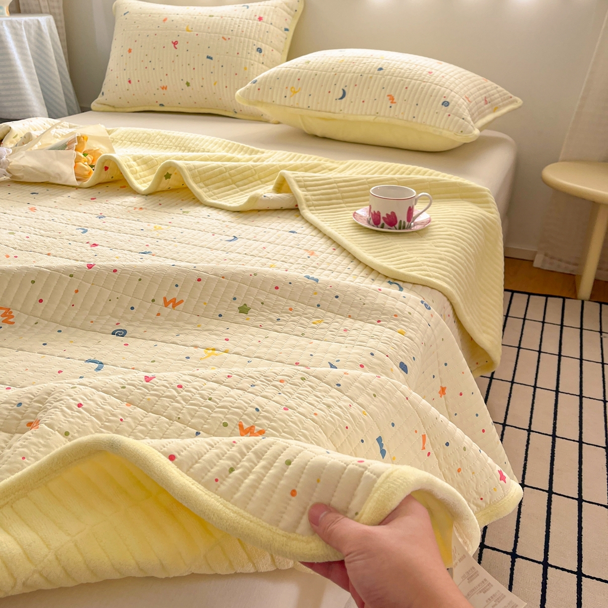 91家纺网 家纺一手货源 找家纺 瑞钰 2025新款A类双层纱印花夹棉床盖 星星点点