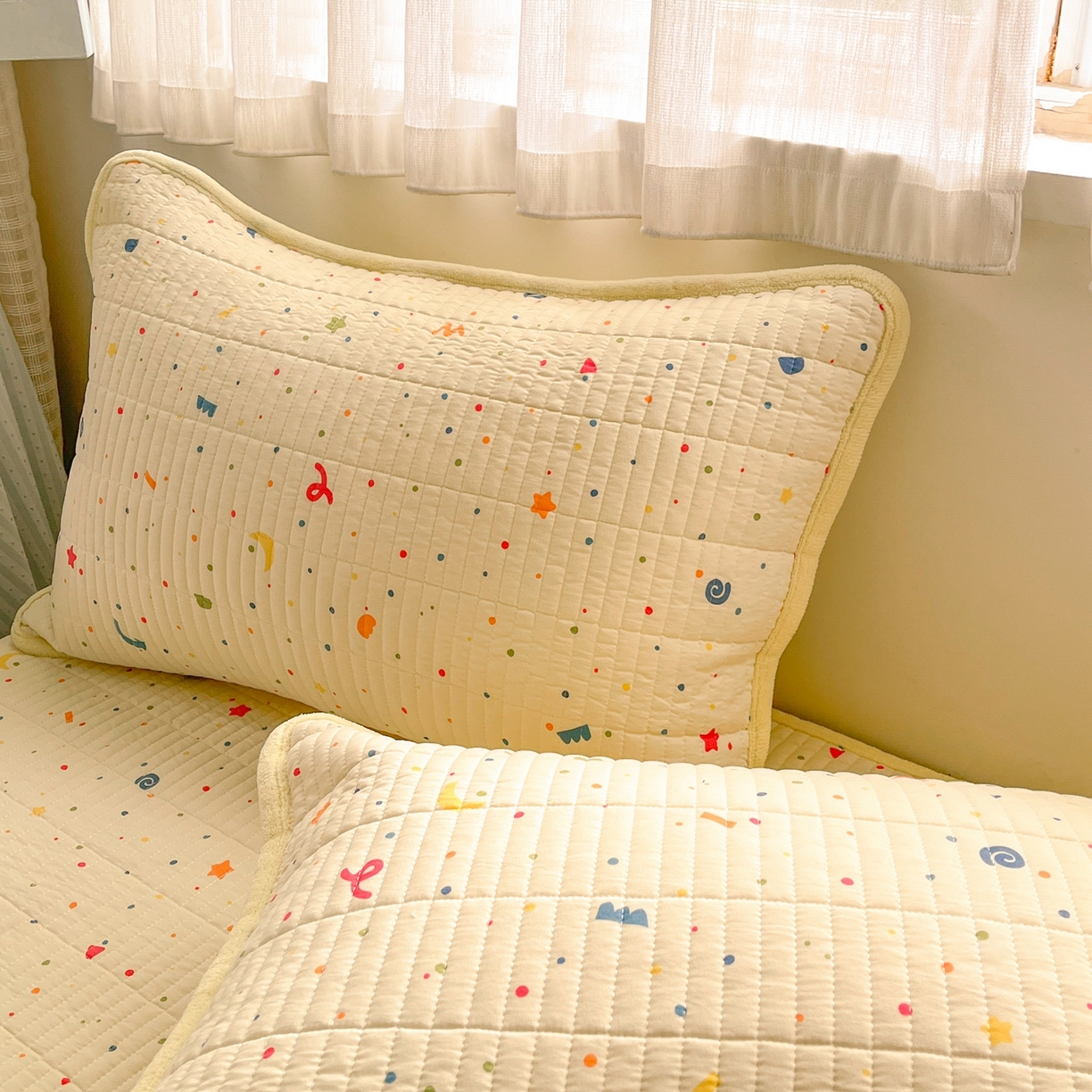 91家纺网 家纺一手货源 找家纺 瑞钰 2025新款A类双层纱印花夹棉床盖 星星点点