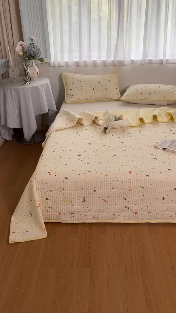 91家纺网 家纺一手货源 找家纺 瑞钰 2025新款A类双层纱印花夹棉床盖 星星点点