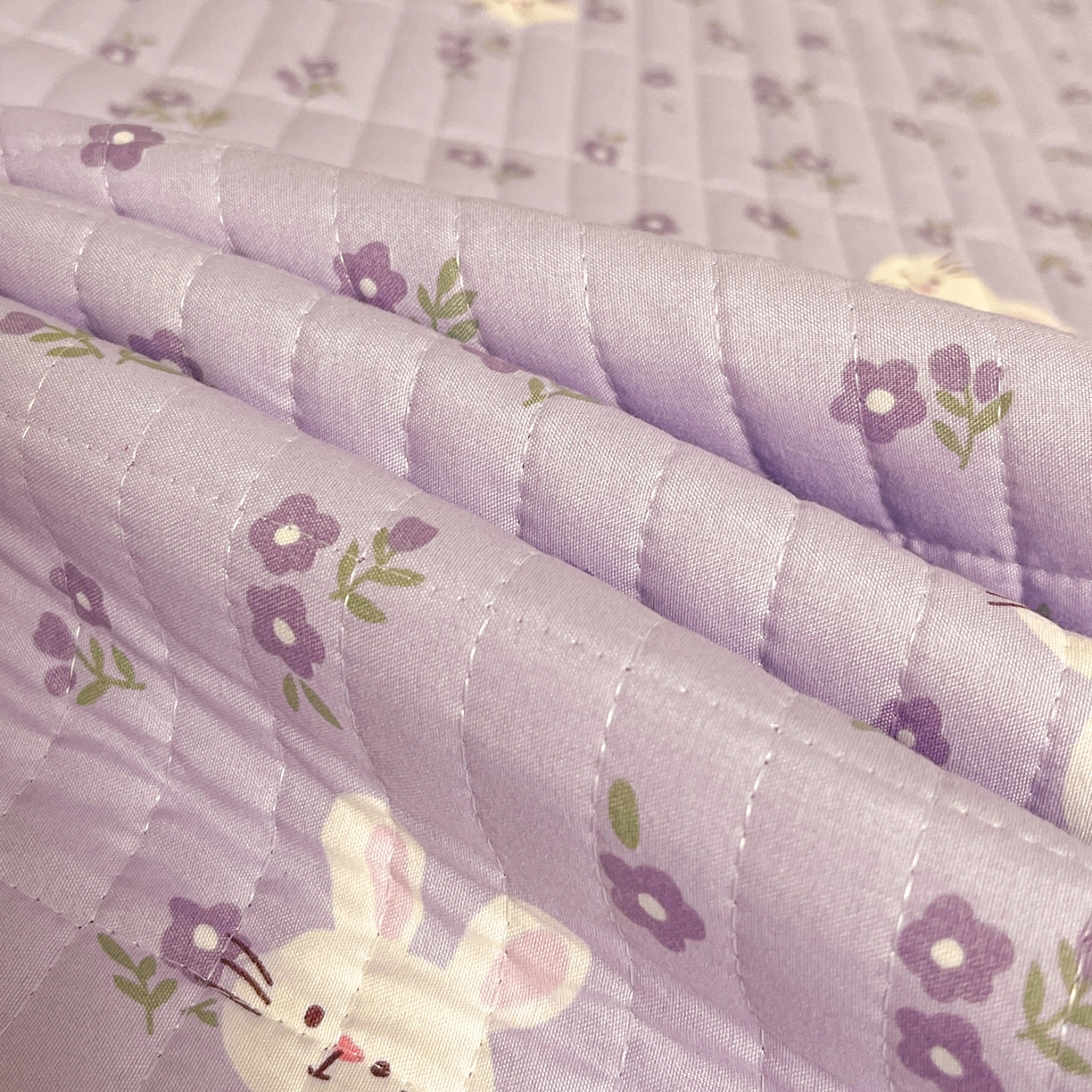 91家纺网 家纺一手货源 找家纺 瑞钰 2025新款A类双层纱印花夹棉床盖 紫小兔