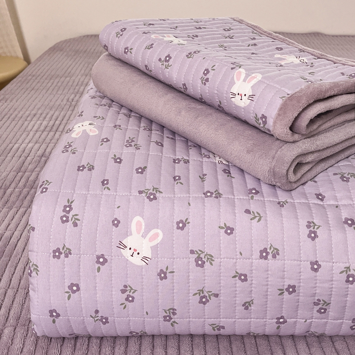 91家纺网 家纺一手货源 找家纺 瑞钰 2025新款A类双层纱印花夹棉床盖 紫小兔