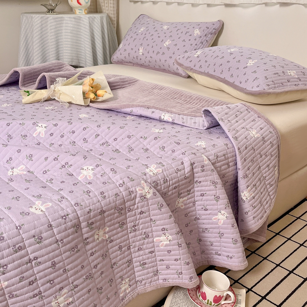 91家纺网 家纺一手货源 找家纺 瑞钰 2025新款A类双层纱印花夹棉床盖 紫小兔