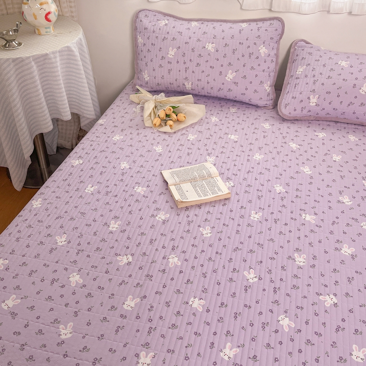 91家纺网 家纺一手货源 找家纺 瑞钰 2025新款A类双层纱印花夹棉床盖 紫小兔