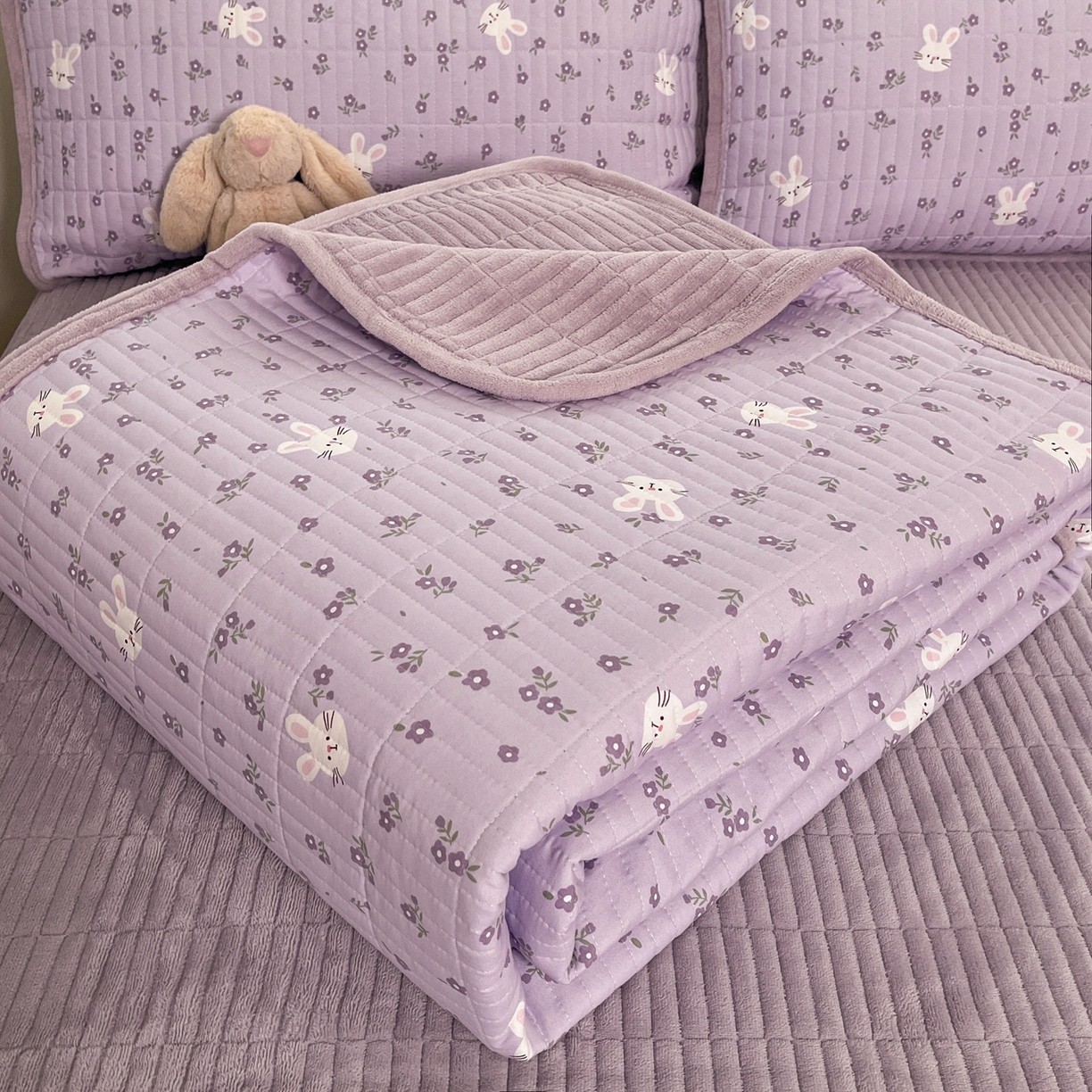 91家纺网 家纺一手货源 找家纺 瑞钰 2025新款A类双层纱印花夹棉床盖 紫小兔