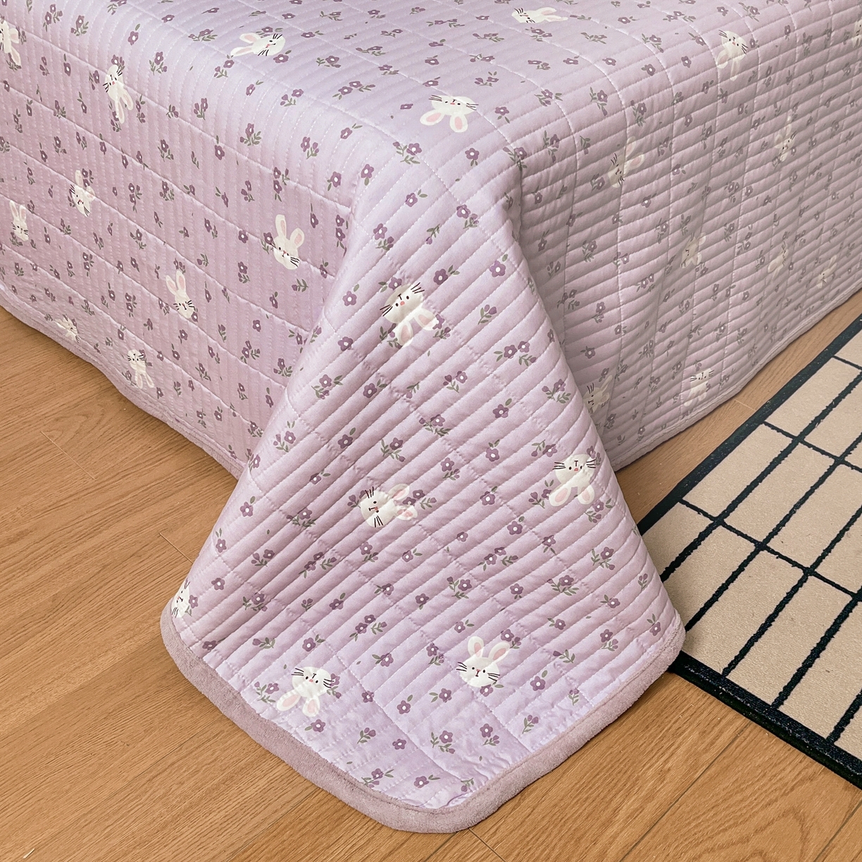 91家纺网 家纺一手货源 找家纺 瑞钰 2025新款A类双层纱印花夹棉床盖 紫小兔