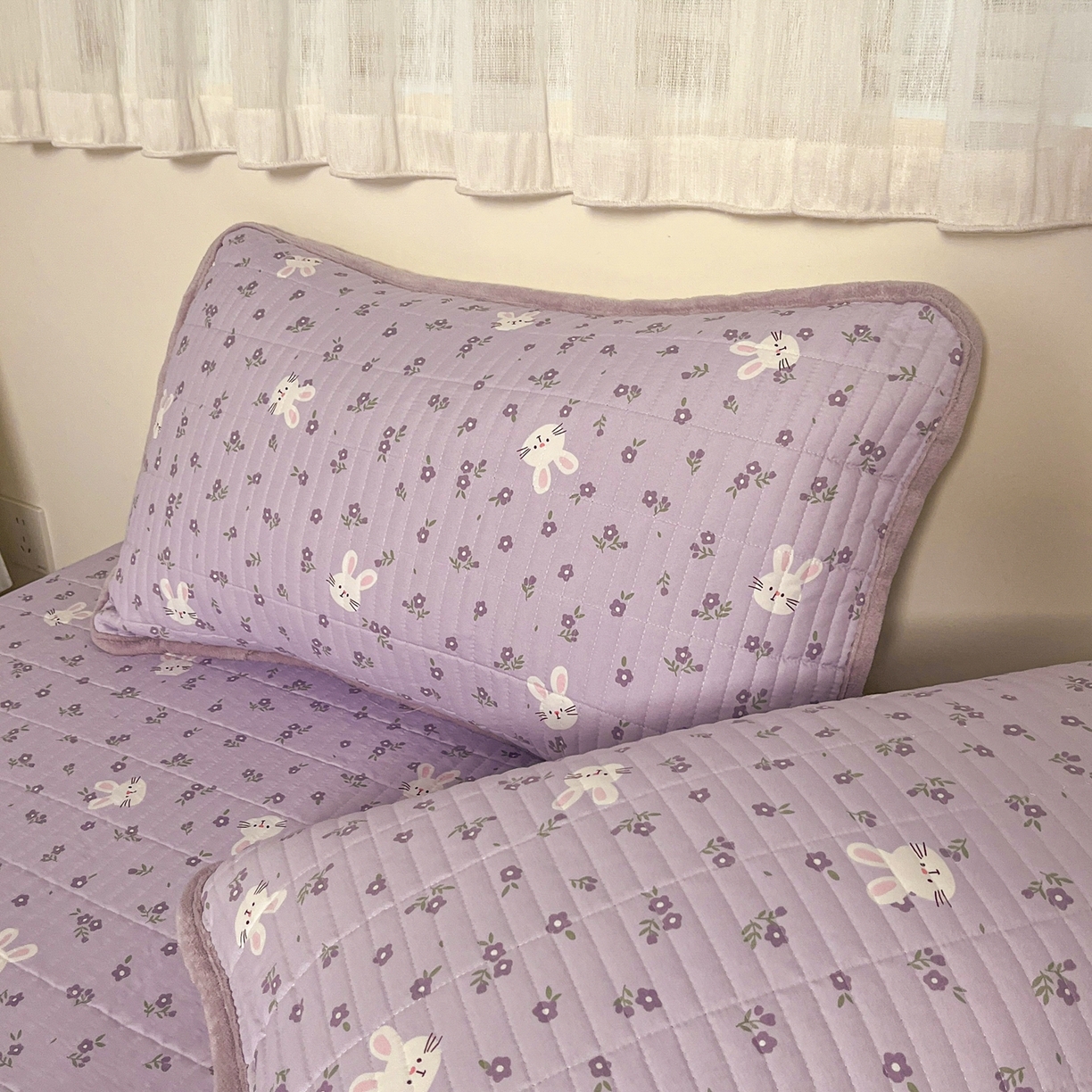 91家纺网 家纺一手货源 找家纺 瑞钰 2025新款A类双层纱印花夹棉床盖 紫小兔