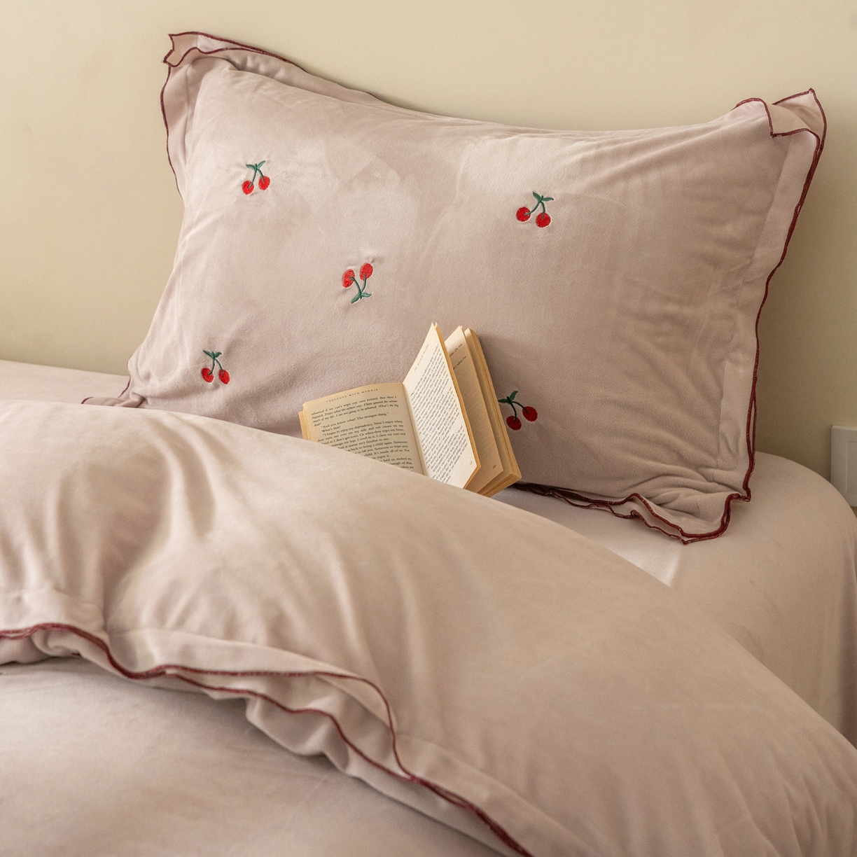 91家纺网 家纺一手货源 找家纺 （总）华超针织 2025新款宝宝绒密拷边刺绣四件套 （会员-20）